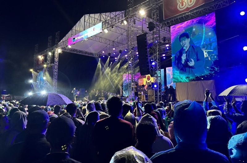 Konser di panggung hiburan menghibur warga masyarakat yang hadir dalam Festival Kolaborasi Nusantara yang diselenggarakan PT Freeport Indonesia di Kuala Kencana. (Foto: Galeri Papua/Arno)