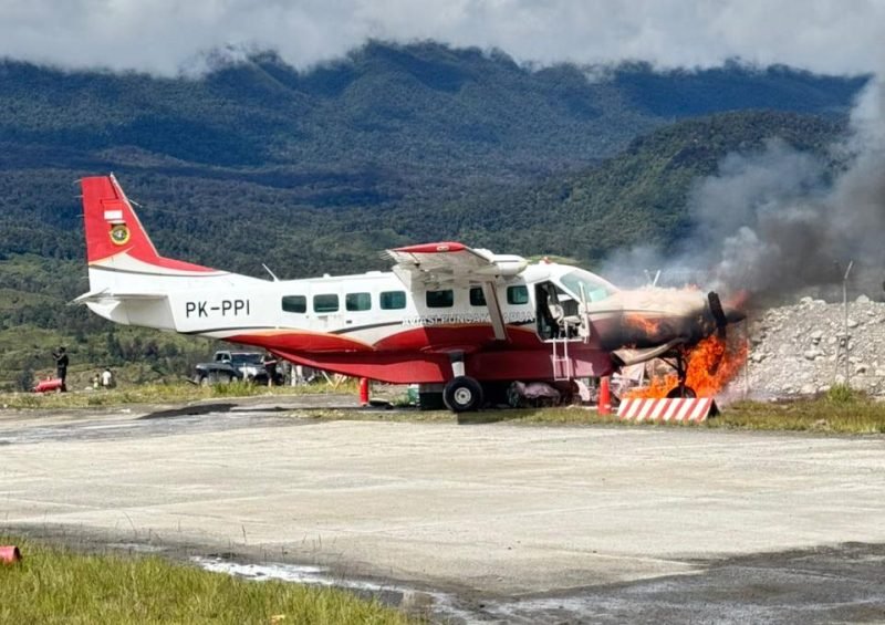 Tampak sebuah pesawat jenis Caravan milik Aviasi Puncak Papua dengan nomor registrasi PK-PPI mengalami kecelakaan di Bandara Aminggaru Ilaga, Kabupaten Puncak, Papua Tengah, Senin (25/8/2025) pagi. (Foto: Istimewa)