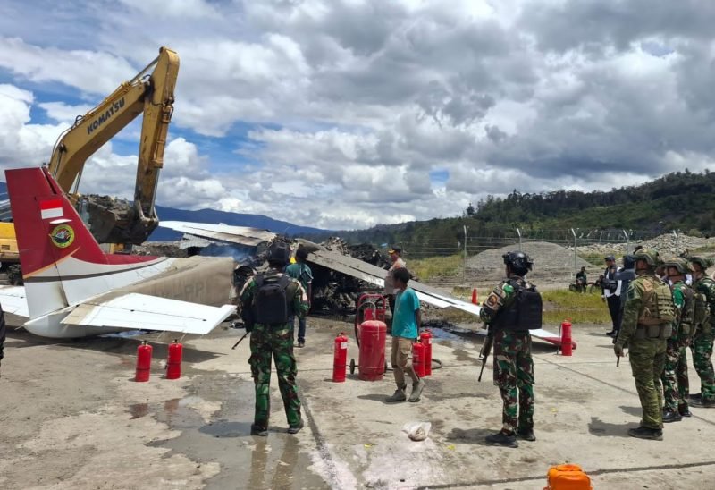 Personel Satuan Tugas Korps Pasukan Khas TNI Angkatan Udara (Satgas Korpasgat) yang berjaga di sekitar bandara langsung merespons cepat bersama aparat KP3U dan Unit Penyelenggara Bandar Udara (UPBU) Ilaga. (Foto: Istimewa/Satgas Kopasgat TNI)