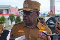 Bupati Mimika, Johannes Rettob, saat ditemui wartawan di Kantor Pusat Pemerintahan Kabupaten Mimika, Senin (25/8/2025). (Foto: Galeri Papua/Ahmad)