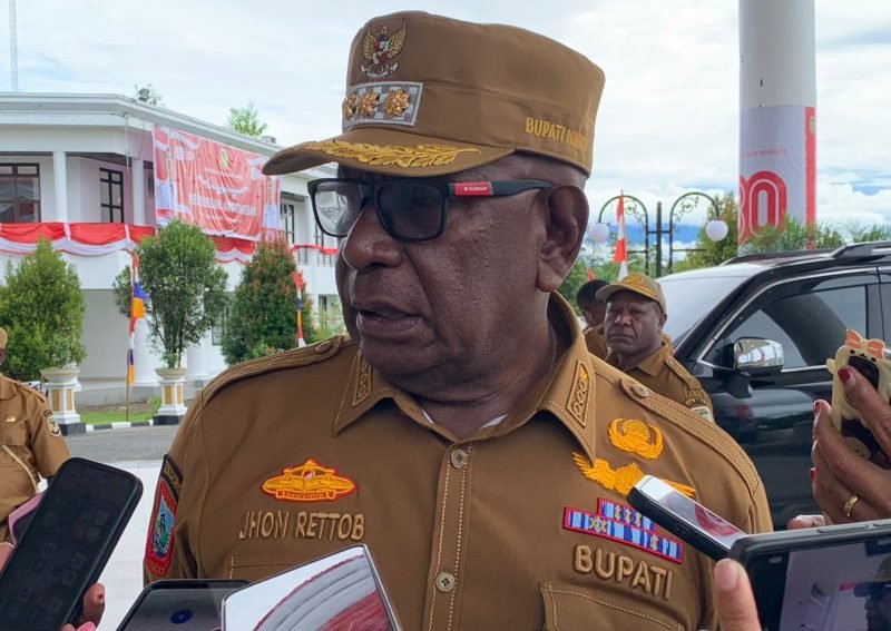 Bupati Mimika, Johannes Rettob, saat ditemui wartawan di Kantor Pusat Pemerintahan Kabupaten Mimika, Senin (25/8/2025). (Foto: Galeri Papua/Ahmad)