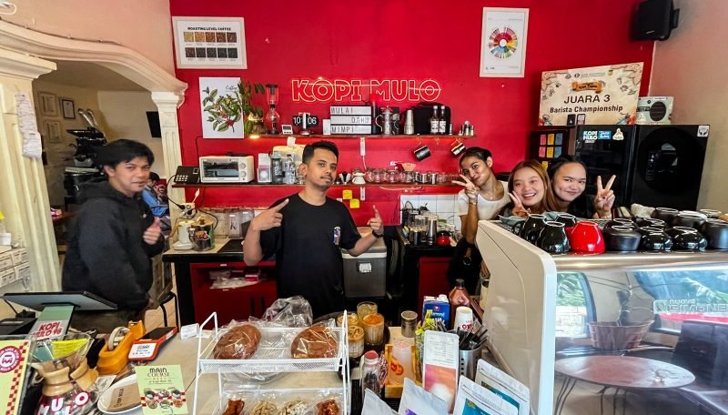 Para karyawan dan barista di Kafe Kopi Mulo, Jalan Budi Utomo, Timika, Papua Tengah. (Foto: Galeri Papua/Endy Langobelen)
