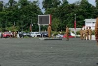Bupati Mimika, Johannes Rettob, saat memimpin apel gabungan OPD di lapangan Kantor Pusat Pemerintahan Kabupaten Mimika, Senin (25/8/2025), (Foto: Galeri Papua/Ahmad)