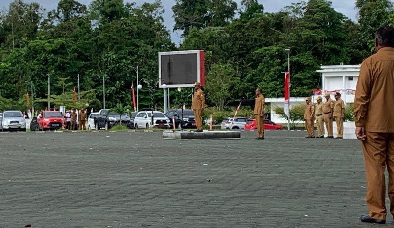 Bupati Mimika, Johannes Rettob, saat memimpin apel gabungan OPD di lapangan Kantor Pusat Pemerintahan Kabupaten Mimika, Senin (25/8/2025), (Foto: Galeri Papua/Ahmad)