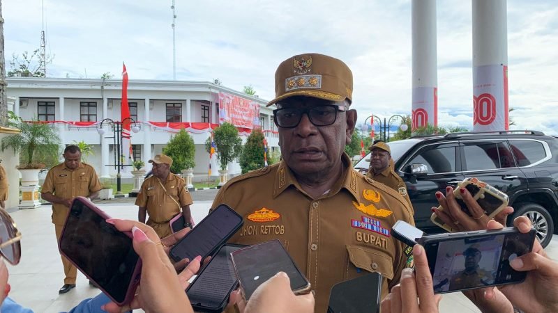 Bupati Mimika, Johannes Rettob. (Foto: Galeri Papua/Ahmad)