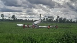 Sebuah pesawat jenis PAC 750 XSTOL milik PT Smart Cakrawala Aviation dengan registrasi PK-SNU mengalami insiden gagal mendarat (failed landing) di Bandara Mozes Kilangin Timika, Kabupaten Mimika, Papua Tengah, Senin (25/8/2025) sore. (Foto: Istimewa)