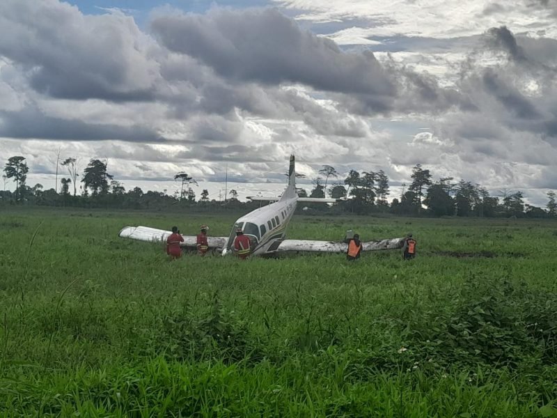 Sebuah pesawat jenis PAC 750 XSTOL milik PT Smart Cakrawala Aviation dengan registrasi PK-SNU mengalami insiden gagal mendarat (failed landing) di Bandara Mozes Kilangin Timika, Kabupaten Mimika, Papua Tengah, Senin (25/8/2025) sore. (Foto: Istimewa)