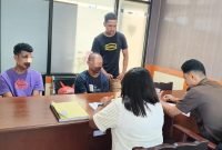 Polsek Mimika Baru menyerahkan dua tersangka kasus pencurian dengan kekerasan (curas) beserta barang bukti ke Kejaksaan Negeri Mimika, Senin (25/8/2025). (Foto: Istimewa/Humas Polsek Mimika Baru)