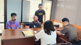 Polsek Mimika Baru menyerahkan dua tersangka kasus pencurian dengan kekerasan (curas) beserta barang bukti ke Kejaksaan Negeri Mimika, Senin (25/8/2025). (Foto: Istimewa/Humas Polsek Mimika Baru)