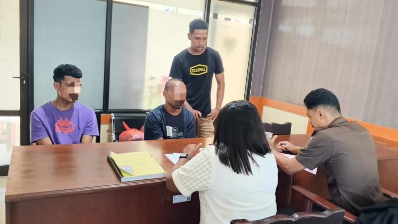 Polsek Mimika Baru menyerahkan dua tersangka kasus pencurian dengan kekerasan (curas) beserta barang bukti ke Kejaksaan Negeri Mimika, Senin (25/8/2025). (Foto: Istimewa/Humas Polsek Mimika Baru)