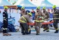 Tim Fire & Rescue PTFI saat melakukan tindakan evakuasi penyelamatan pada kompetisi IMERC 2025 di Kawasan Industri Kariangau Balikpapan, Kalimantan Timur. (Foto: Istimewa/Dok. PT Freeport Indonesia)