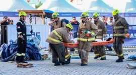 Tim Fire & Rescue PTFI saat melakukan tindakan evakuasi penyelamatan pada kompetisi IMERC 2025 di Kawasan Industri Kariangau Balikpapan, Kalimantan Timur. (Foto: Istimewa/Dok. PT Freeport Indonesia)