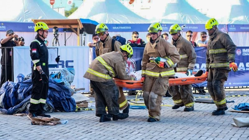 Tim Fire & Rescue PTFI saat melakukan tindakan evakuasi penyelamatan pada kompetisi IMERC 2025 di Kawasan Industri Kariangau Balikpapan, Kalimantan Timur. (Foto: Istimewa/Dok. PT Freeport Indonesia)