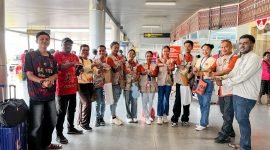 Foto bersama Tifa Creative dan Dekranasda Mimika sebelum berangkat ke Jakarta, Rabu (27/8/2025). (Foto: Galeri Papua/Endy Langobelen)