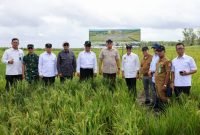 Foto bersama Menteri Koordinator (Menko) Pangan, Menteri Pertahanan, Menteri Pekerjaan Umum, Menteri Lingkungan Hidup, Menteri Pertanian, Wakil Panglima TNI, Kasum TNI, Staf Khusus Presiden Bidang Infrastruktur, Direktur Utama PT Pindad, serta Kepala Badan Logistik dan Ketahanan Nasional (Kabaloghan). (Foto: Istimewa/Satgas Media Koops Habema)