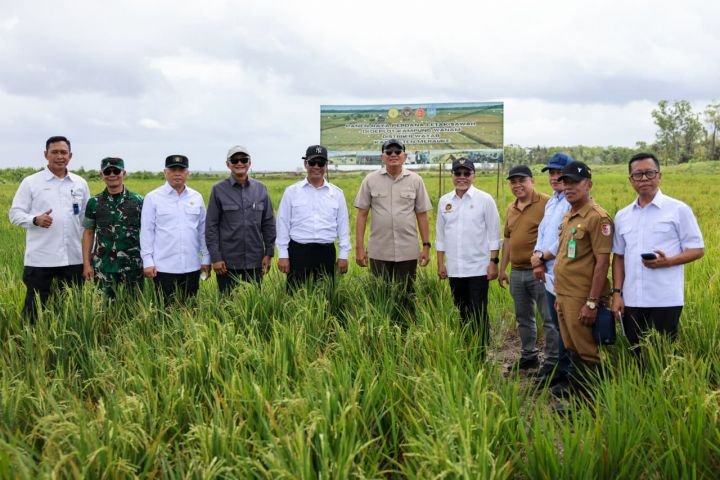 Foto bersama Menteri Koordinator (Menko) Pangan, Menteri Pertahanan, Menteri Pekerjaan Umum, Menteri Lingkungan Hidup, Menteri Pertanian, Wakil Panglima TNI, Kasum TNI, Staf Khusus Presiden Bidang Infrastruktur, Direktur Utama PT Pindad, serta Kepala Badan Logistik dan Ketahanan Nasional (Kabaloghan). (Foto: Istimewa/Satgas Media Koops Habema)
