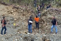 Satgas Operasi Damai Cartenz bersama Polres Nabire menggelar rekonstruksi kasus pembunuhan dua personel Brimob Yon C Nabire, Brigpol M. Arif Maulana dan Briptu Nelson C. Runaki. Rekonstruksi berlangsung di Jalan Trans Nabire–Enarotali, Distrik Siriwo, Kabupaten Nabire, Selasa (26/8/2025). (Foto: Istimewa/Satgas Humas Operasi Damai Cartenz 2025)