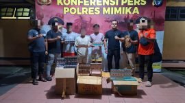 Kedua pelaku yang berhasil diamankan polisi. (Foto: Humas Polres Mimika)
