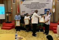 Bupati Mimika, Johannes Rettob menyerahkan sertifikat ISO 27001 kepada 4 OPD lingkup Pemerintahan Kabupaten Mimika di Hotel Swiss-Bellin Timika, Rabu (27/8/2025). (Foto: Galeri Papua/Ahmad)
