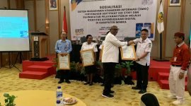 Bupati Mimika, Johannes Rettob menyerahkan sertifikat ISO 27001 kepada 4 OPD lingkup Pemerintahan Kabupaten Mimika di Hotel Swiss-Bellin Timika, Rabu (27/8/2025). (Foto: Galeri Papua/Ahmad)
