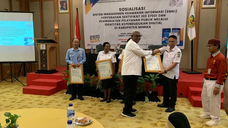 Bupati Mimika, Johannes Rettob menyerahkan sertifikat ISO 27001 kepada 4 OPD lingkup Pemerintahan Kabupaten Mimika di Hotel Swiss-Bellin Timika, Rabu (27/8/2025). (Foto: Galeri Papua/Ahmad)
