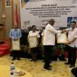 Bupati Mimika, Johannes Rettob menyerahkan sertifikat ISO 27001 kepada 4 OPD lingkup Pemerintahan Kabupaten Mimika di Hotel Swiss-Bellin Timika, Rabu (27/8/2025). (Foto: Galeri Papua/Ahmad)
