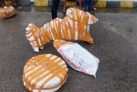 Barang bukti komponen sepeda motor yang dibungkus karung berwarna putih, yang telah diamankan ke dalam mobil patroli Polsek Kawasan Pelabuhan Poumako. (Foto: Istimewa/Humas Polres Mimika)