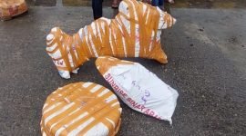 Barang bukti komponen sepeda motor yang dibungkus karung berwarna putih, yang telah diamankan ke dalam mobil patroli Polsek Kawasan Pelabuhan Poumako. (Foto: Istimewa/Humas Polres Mimika)