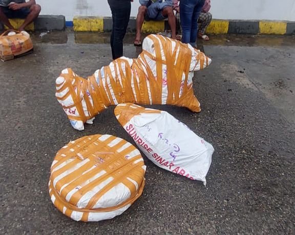 Barang bukti komponen sepeda motor yang dibungkus karung berwarna putih, yang telah diamankan ke dalam mobil patroli Polsek Kawasan Pelabuhan Poumako. (Foto: Istimewa/Humas Polres Mimika)
