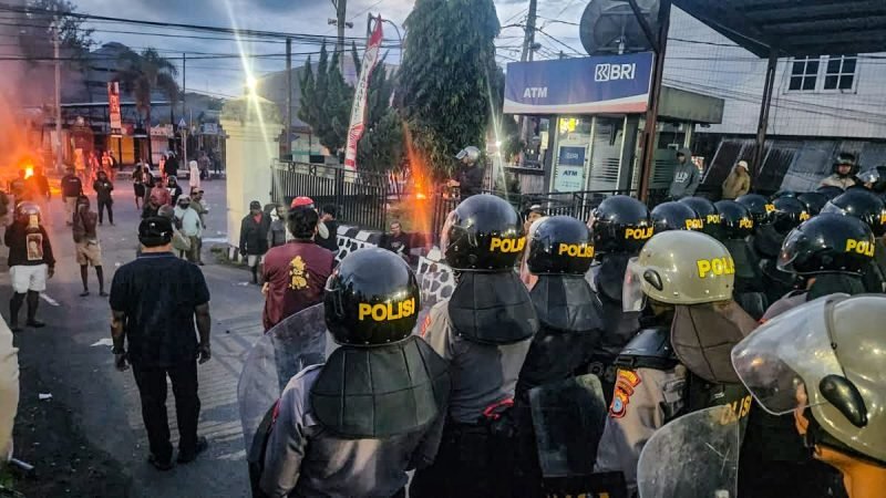 Polisi bersiaga di tengah aksi masa di Kota Sorong. (Foto: Istimewa)