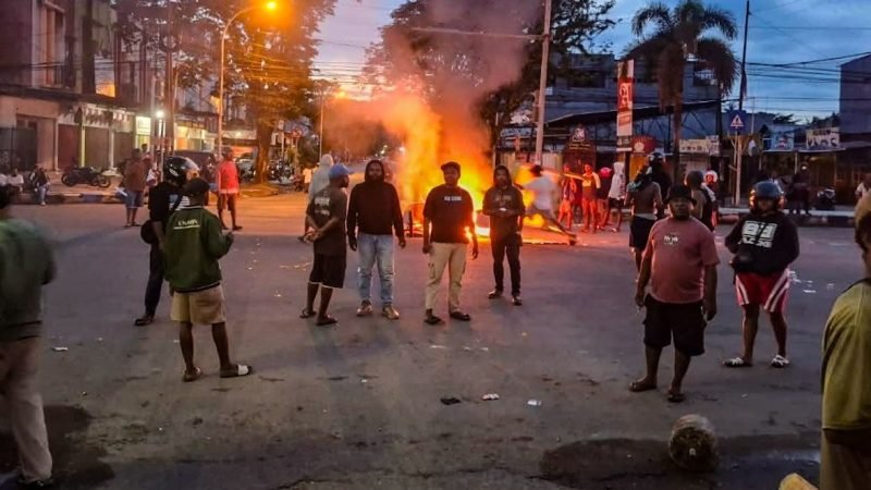 Massa melakukan aksi penolakan pemindahan empat tahanan politik dari Sorong ke Makassar. (Foto: Istimewa)