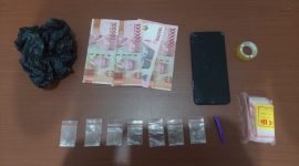 Barang bukti milik pelaku saat diamankan di ruang pemeriksaan Sat Res Narkoba Polres Mimika. (Foto: Istimewa/Humas Polres Mimika)
