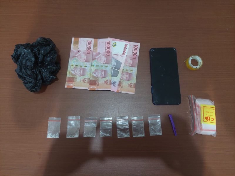 Barang bukti milik pelaku saat diamankan di ruang pemeriksaan Sat Res Narkoba Polres Mimika. (Foto: Istimewa/Humas Polres Mimika)
