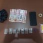 Barang bukti milik pelaku saat diamankan di ruang pemeriksaan Sat Res Narkoba Polres Mimika. (Foto: Istimewa/Humas Polres Mimika)
