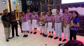 Penyerahan piala bergilir kepada peserta SMA Katolik Santa Maria usai berhasil keluar sebagai juara I pada lomba Sekolah Sadar Hukum, di Graha Eme Neme Yauware, Kamis (28/8/2025). (Foto: Galeri Papua/Ahmad)