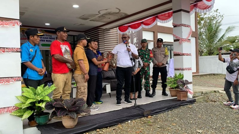 Bupati Mimika, Johannes Rettob, meluncurkan program Clean Friday Distrik Wania yang ditandai dengan pemukulan tifa di halaman Kantor Distrik Wania, Jumat (29/8/2025). (Foto: Galeri Papua/Ahmad)