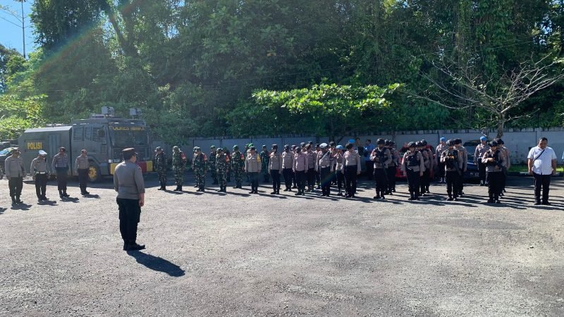 Apel gabungan personel TNI Polri dalam rangka pengamanan RDP di kantor DPRK Mimika, Selasa (2/9/2025). (Foto: Galeri Papua/Ahmad)