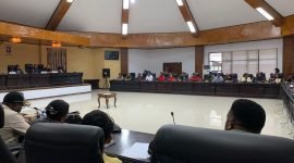 Suasana RDP Pemuda Mimika Bersatu dengan jajaran DPRK Mimika, di ruang rapat kantor DPRK Mimika, Selasa (2/9/2025). (Foto: Galeri Papua/Ahmad)