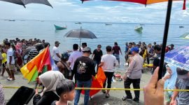 Aparat kepolisian hendak mengevakuasi jenazah korban. (Foto: Galeri Papua/Endy Langobelen)