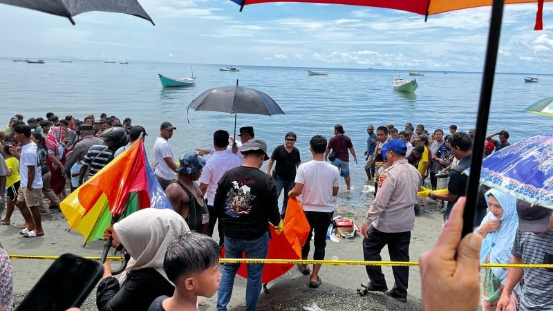 Aparat kepolisian hendak mengevakuasi jenazah korban. (Foto: Galeri Papua/Endy Langobelen)