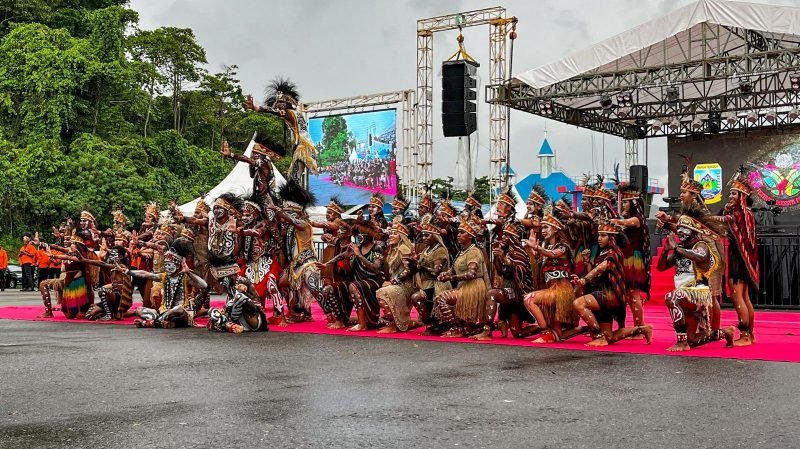 Tarian pembuka oleh Sanggar Avatar pada Festival Budaya Pelajar Papua Tengah 2025, Rabu (3/9/2025). (Foto: Galeri Papua/Endy Langobelen)