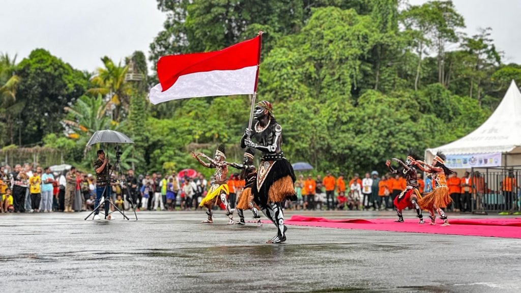 Tim peserta sendratari dari Kabupaten Mimika membawakan tarian perdamaian pada acara pembukaan Festival Budaya Pelajar Papua Tengah 2025 di Lapangan Bandara Lama Nabire, Rabu (3/9/2025). (Foto: Galeri Papua/Endy Langobelen)