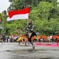 Tim peserta sendratari dari Kabupaten Mimika membawakan tarian perdamaian pada acara pembukaan Festival Budaya Pelajar Papua Tengah 2025 di Lapangan Bandara Lama Nabire, Rabu (3/9/2025). (Foto: Galeri Papua/Endy Langobelen)