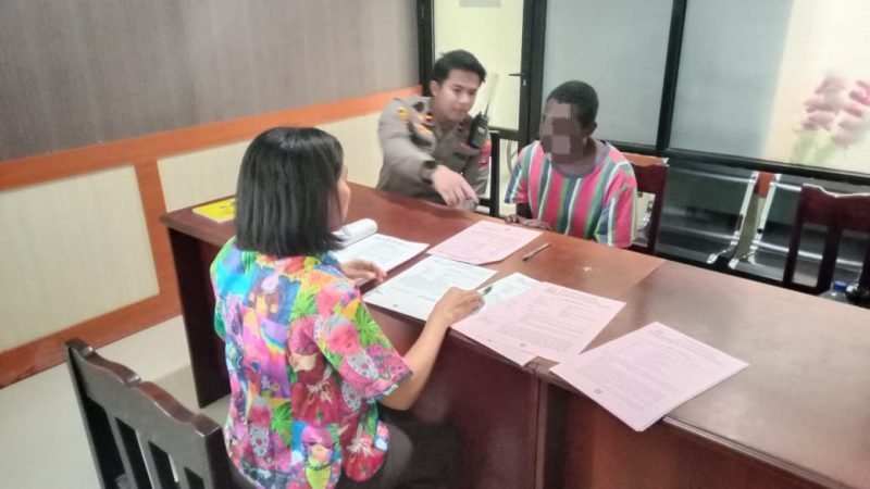 Penyerahan tersangka dan barang bukti ke Kejaksaan Negeri Mimika yang diterima langsung oleh Jaksa Penuntut Umum. (Foto: Humas Polsek Mimika Baru)