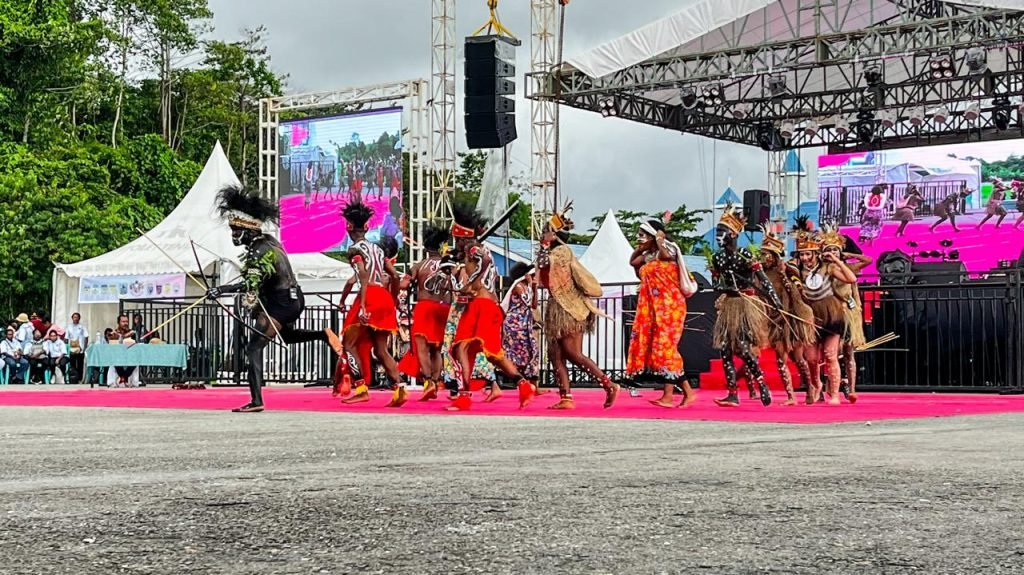 Penampilan dari Kabupaten Nabire dalam lomba sendratari Festival Budaya Pelajar Papua Tengah 2025 di Lapangan Bandara Lama Nabire, Kamis (4/9/2025). (Foto: Galeri Papua/Endy Langobelen)