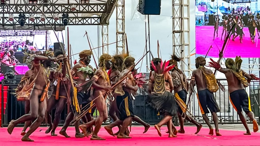 Penampilan dari Kabupaten Intan Jaya dalam lomba sendratari Festival Budaya Pelajar Papua Tengah 2025 di Lapangan Bandara Lama Nabire, Kamis (4/9/2025). (Foto: Galeri Papua/Endy Langobelen)