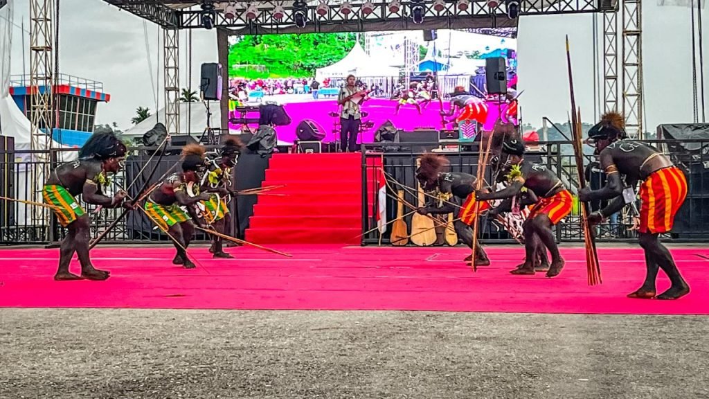 Penampilan dari Kabupaten Puncak Jaya dalam lomba sendratari Festival Budaya Pelajar Papua Tengah 2025 di Lapangan Bandara Lama Nabire, Kamis (4/9/2025). (Foto: Galeri Papua/Endy Langobelen)