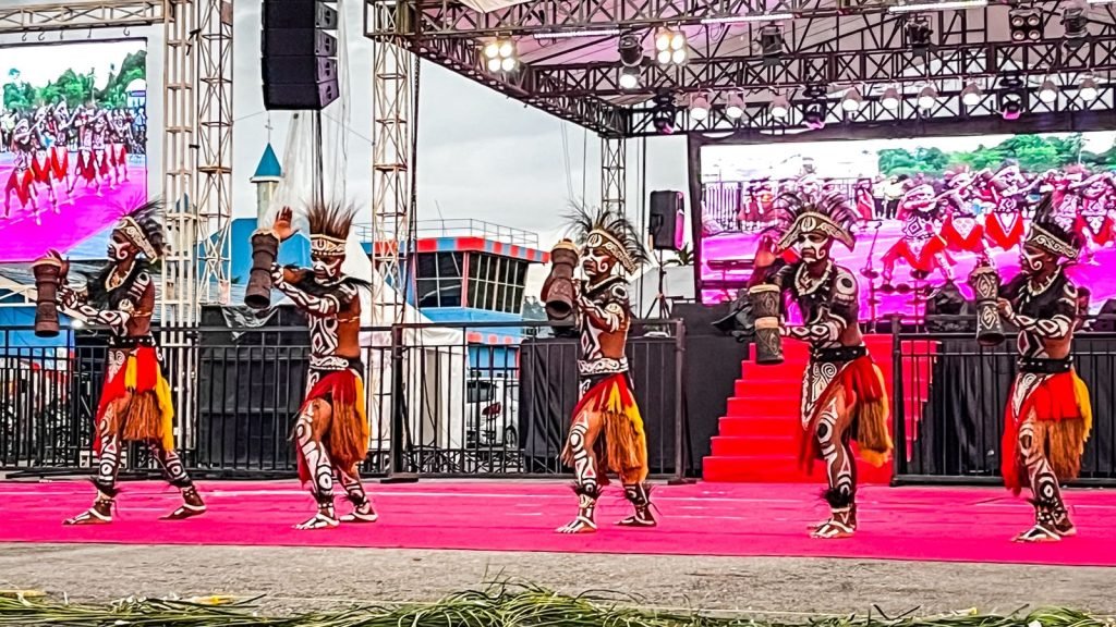 Penampilan dari Kabupaten Mimika dalam lomba sendratari Festival Budaya Pelajar Papua Tengah 2025 di Lapangan Bandara Lama Nabire, Kamis (4/9/2025). (Foto: Galeri Papua/Endy Langobelen)