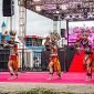 Penampilan dari Kabupaten Mimika dalam lomba sendratari Festival Budaya Pelajar Papua Tengah 2025 di Lapangan Bandara Lama Nabire, Kamis (4/9/2025). (Foto: Galeri Papua/Endy Langobelen)