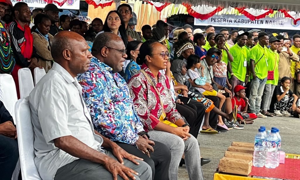 Tampak Gubernur Papua Tengah, Meki Nawipa, menyaksikan langsung penampilan para peserta lomba sendratari dari masing-masing kabupaten. (Foto: Galeri Papua/Endy Langobelen)